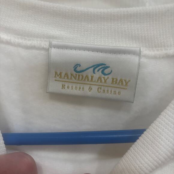 Mandalay Bay Las Vegas Embroidered Crewneck Sweatshirt – Cream/White – Pre-Owned - Picture 4 of 4